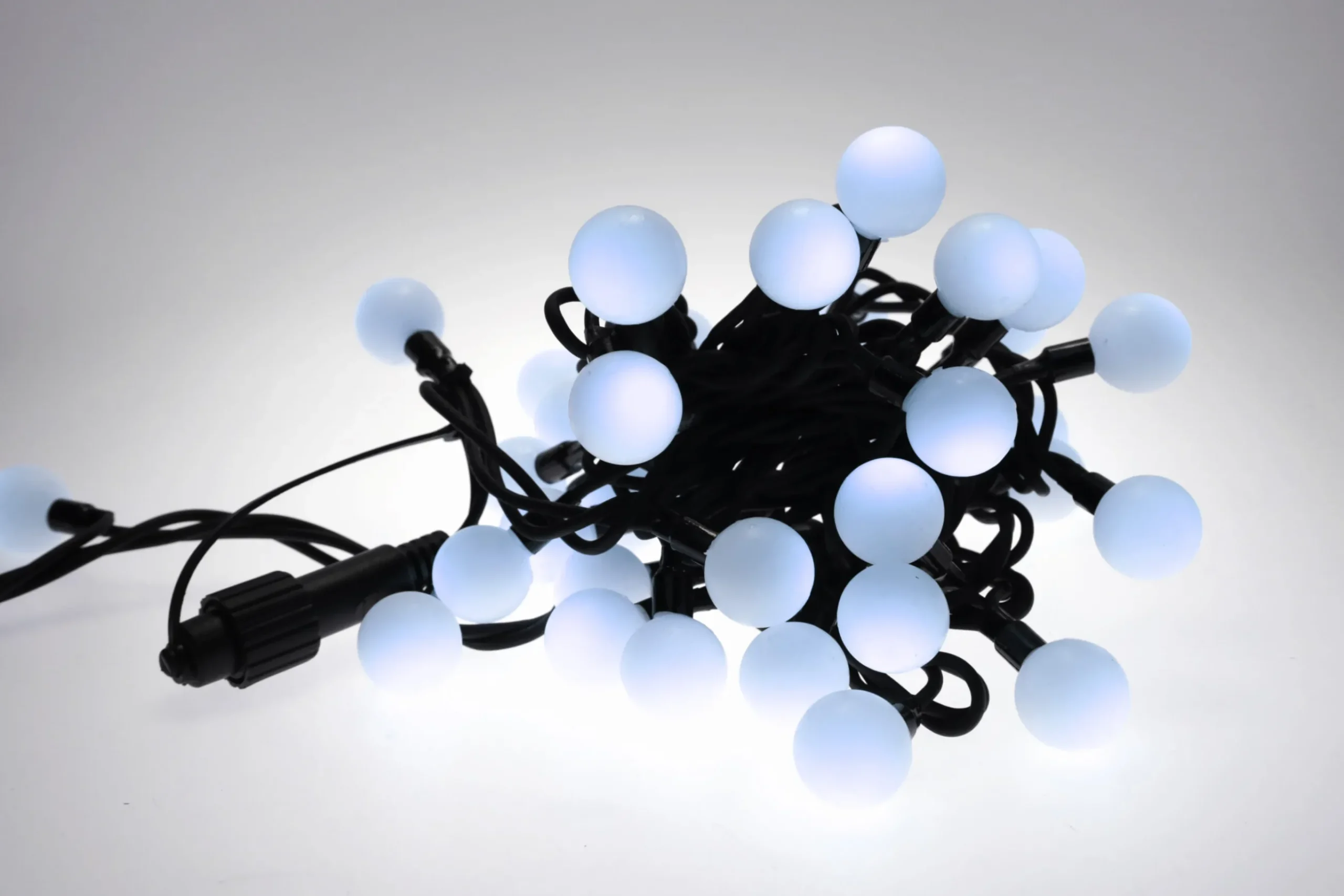 Online Christmas Land 50 Extendable Outdoor Xp Led Ice-White Berry Christmas Lights